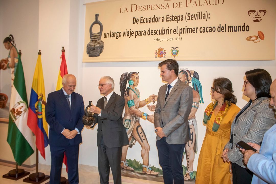 Chocomundo, Museo del chocolate de La despensa de palacio - Recibiendo la vasija milenaria de manos del embajador de Ecuador